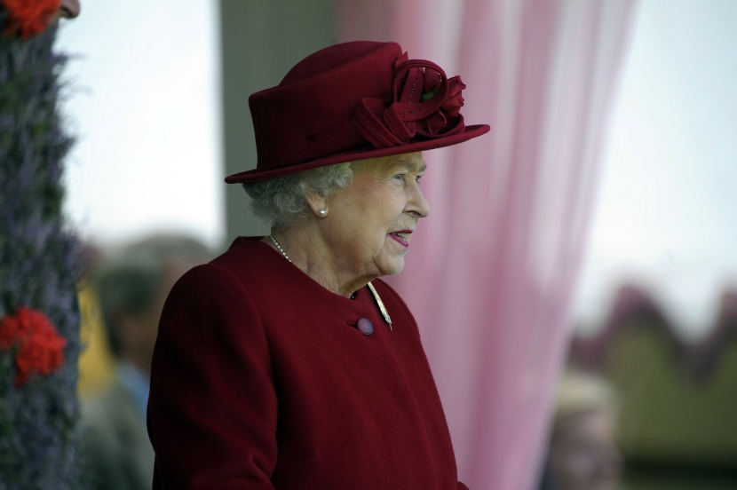 من التقيد بالرسميات إلى "السيلفي" .. ملكة بريطانيا تجاري العصر