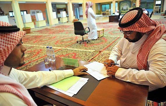 العمر : حق الانتخاب يوم الاقتراع مقصور على من قيد اسمه كناخب