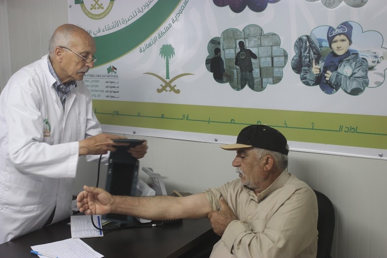 العيادات السعودية تقدم الرعاية الصحية لألفي لاجئ سوري في الزعتري