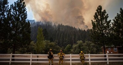 الضباب الدخاني الناجم عن حرائق الغابات يتسبب في إغلاق مطار في سومطرة