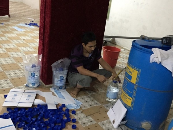 ضبط مصنع مخالف بمكة المكرمة لتعبئة مياه زمزم مغشوشة