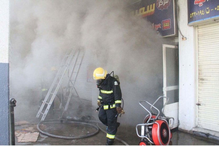 الدفاع المدني في مكة يسيطر على حريق في أحد مستودعات الأغذية