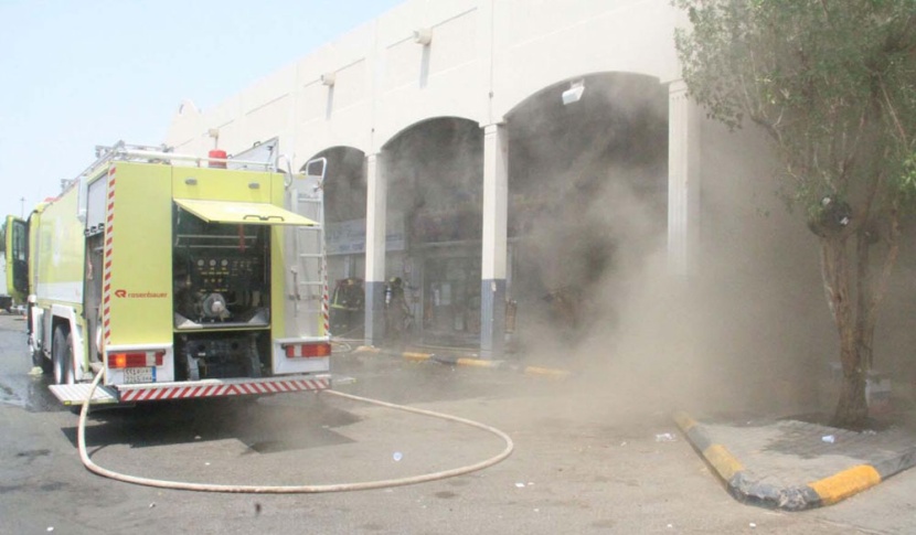 الدفاع المدني في مكة يسيطر على حريق في أحد مستودعات الأغذية