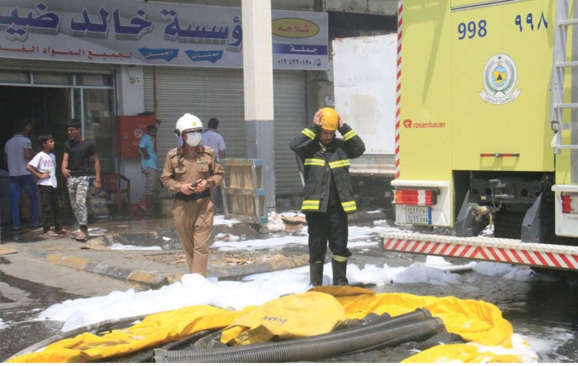 الدفاع المدني في مكة يسيطر على حريق في أحد مستودعات الأغذية