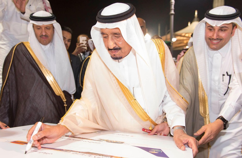 الملك يطلع على نموذج الطائرة المزينة بصور الحرمين ومعالم المملكة