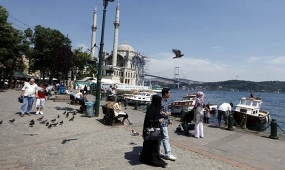 ضباط يتحدثون العربية وشرطيات لمساعدة العائلات السعودية في مطارت تركيا