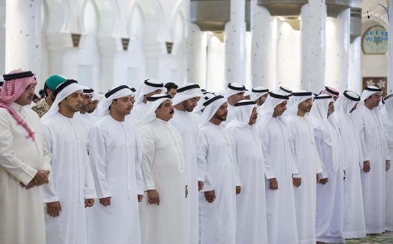 ملك البحرين وولي عهد أبوظبي يؤديان صلاة الغائب على شهداء قوات التحالف في اليمن