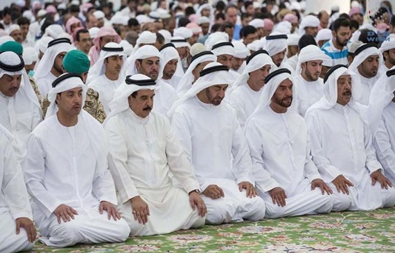 ملك البحرين وولي عهد أبوظبي يؤديان صلاة الغائب على شهداء قوات التحالف في اليمن
