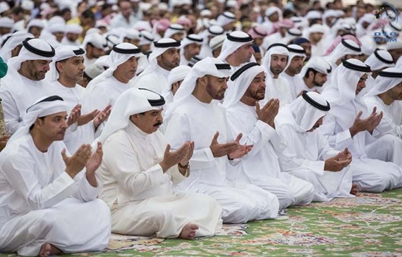 ملك البحرين وولي عهد أبوظبي يؤديان صلاة الغائب على شهداء قوات التحالف في اليمن
