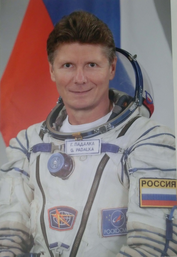 عودة رائد الفضاء الأكثر خبرة واثنين من طاقم محطة الفضاء الى الأرض