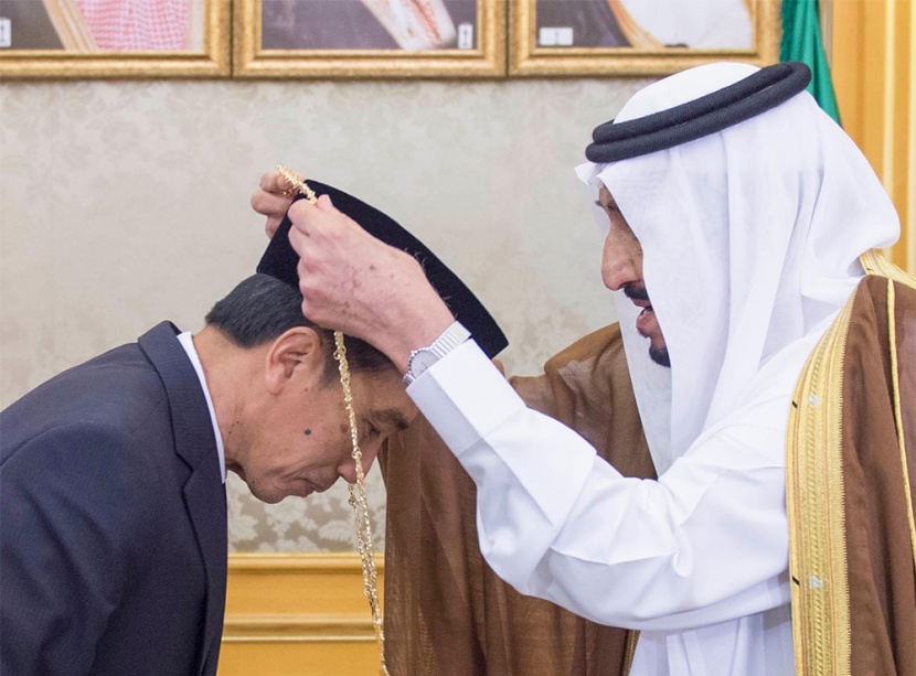 الملك سلمان يقلد رئيس إندونيسيا قلادة الملك عبدالعزيز