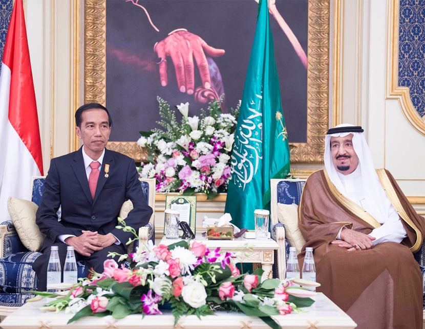 الملك سلمان يقلد رئيس إندونيسيا قلادة الملك عبدالعزيز