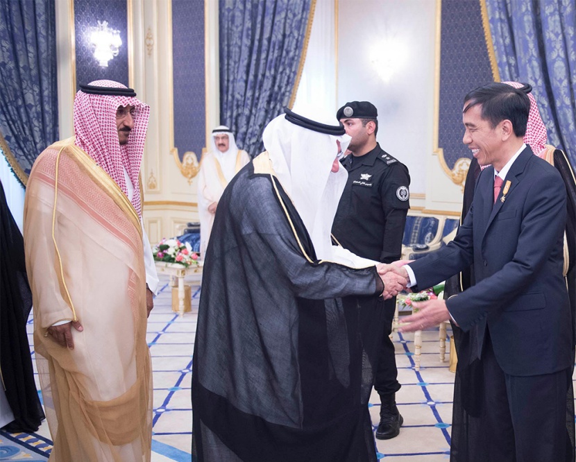 الملك سلمان يقلد رئيس إندونيسيا قلادة الملك عبدالعزيز