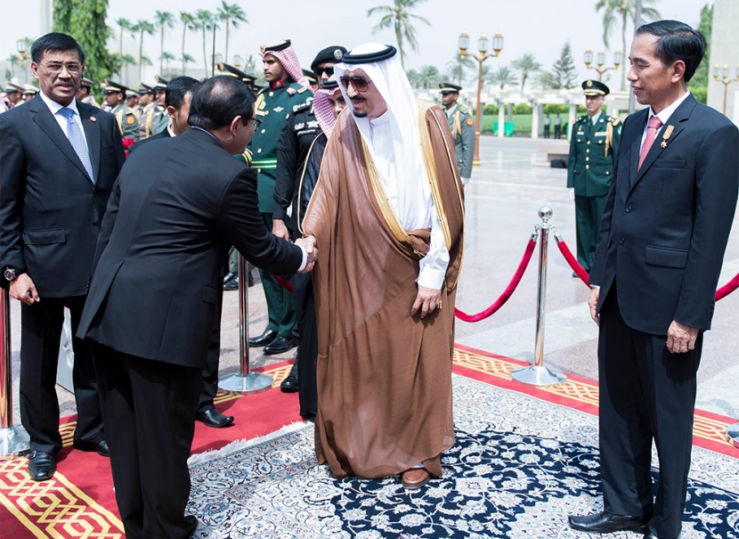 الملك سلمان يقلد رئيس إندونيسيا قلادة الملك عبدالعزيز