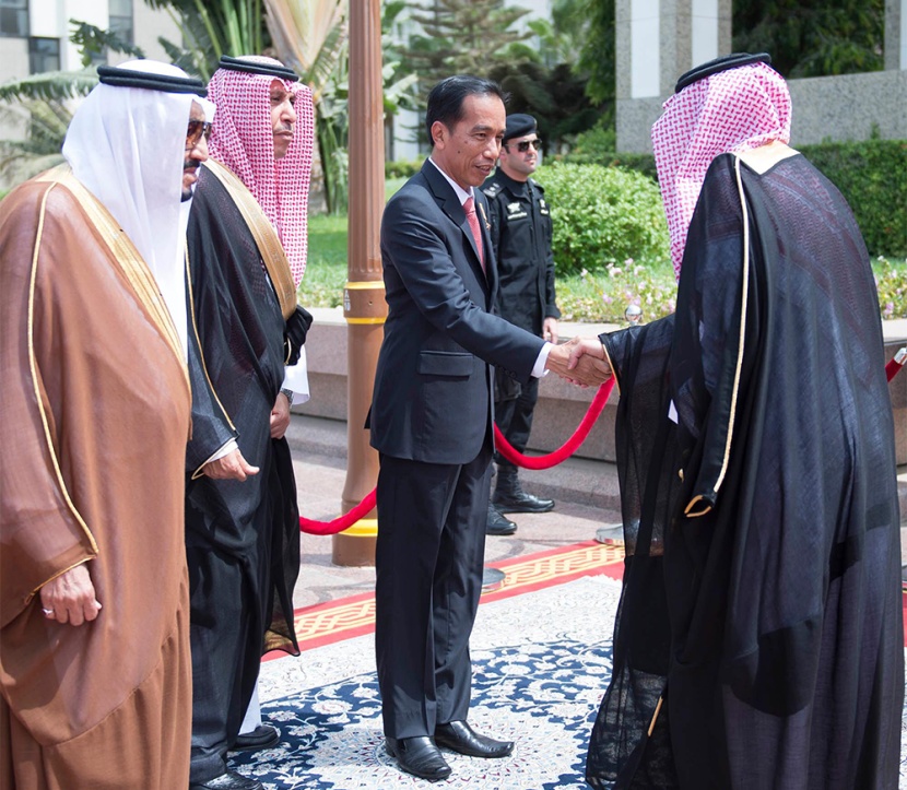 الملك سلمان يقلد رئيس إندونيسيا قلادة الملك عبدالعزيز