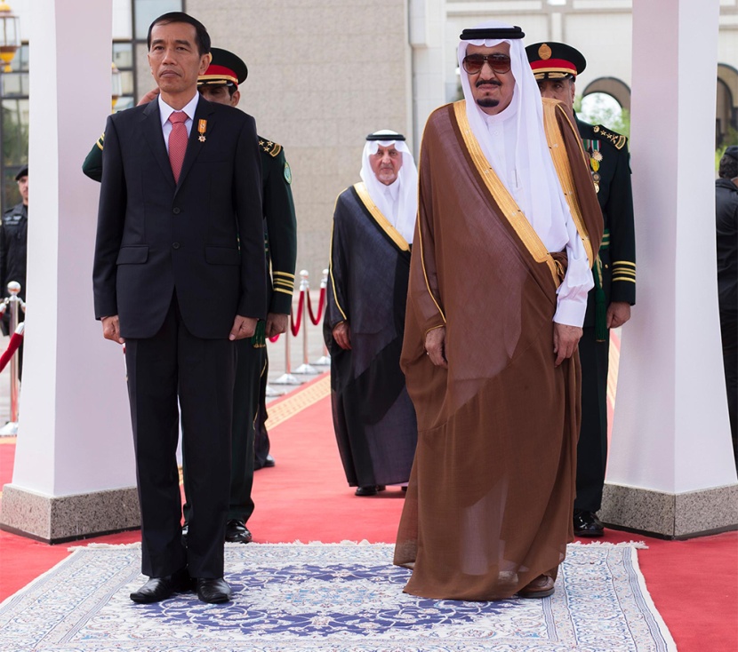 الملك سلمان يقلد رئيس إندونيسيا قلادة الملك عبدالعزيز