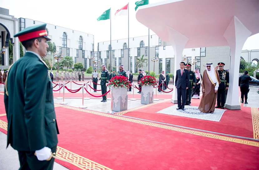 الملك سلمان يقلد رئيس إندونيسيا قلادة الملك عبدالعزيز