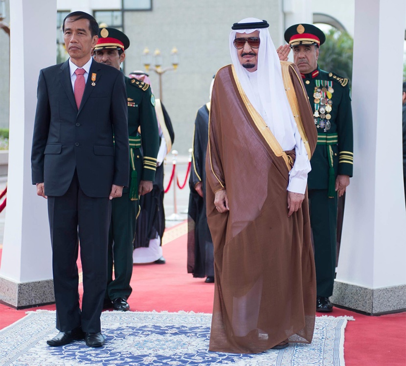 الملك سلمان يقلد رئيس إندونيسيا قلادة الملك عبدالعزيز