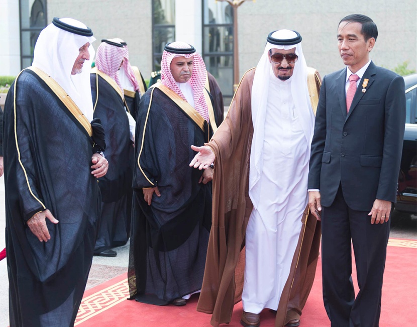 الملك سلمان يقلد رئيس إندونيسيا قلادة الملك عبدالعزيز