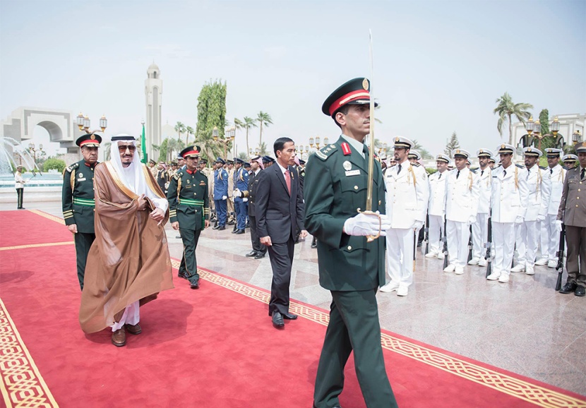 الملك سلمان يقلد رئيس إندونيسيا قلادة الملك عبدالعزيز