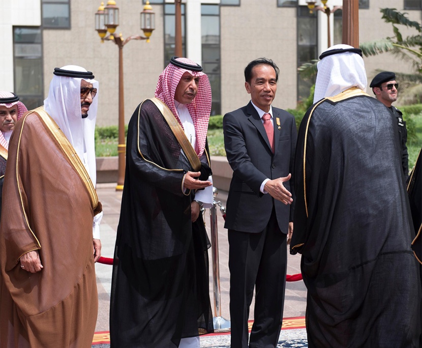 الملك سلمان يقلد رئيس إندونيسيا قلادة الملك عبدالعزيز