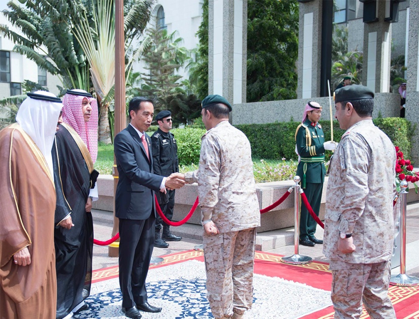 الملك سلمان يقلد رئيس إندونيسيا قلادة الملك عبدالعزيز