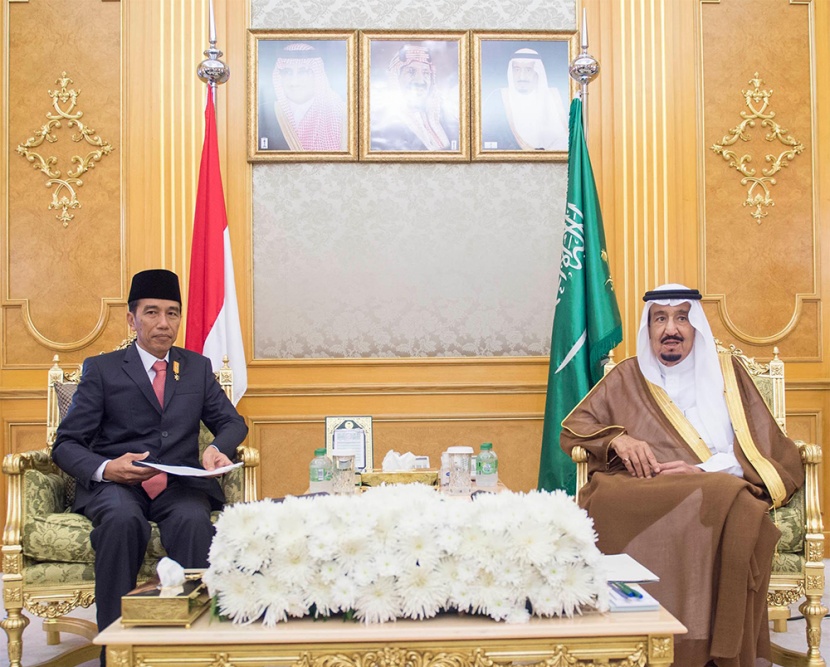 الملك سلمان يقلد رئيس إندونيسيا قلادة الملك عبدالعزيز