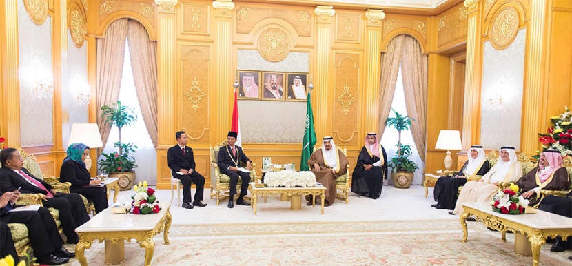 الملك سلمان يقلد رئيس إندونيسيا قلادة الملك عبدالعزيز