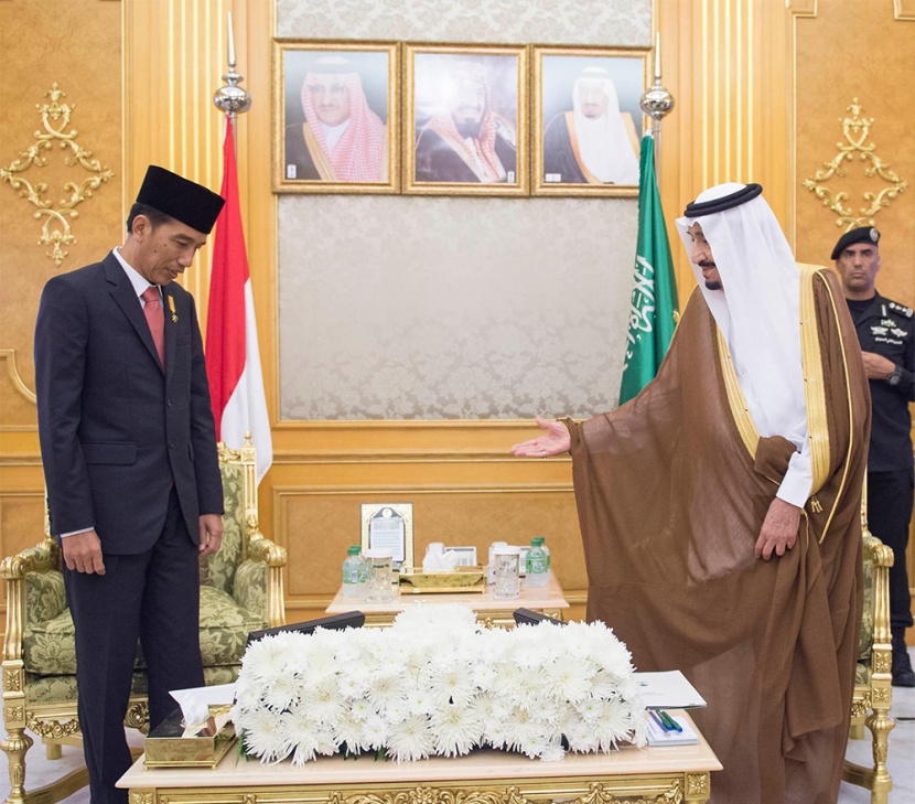 الملك سلمان يقلد رئيس إندونيسيا قلادة الملك عبدالعزيز