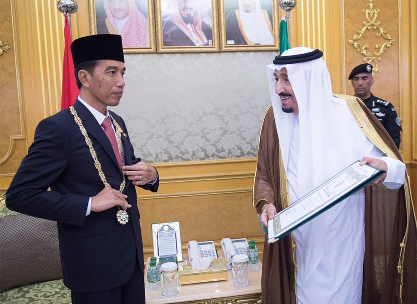 الملك سلمان يقلد رئيس إندونيسيا قلادة الملك عبدالعزيز