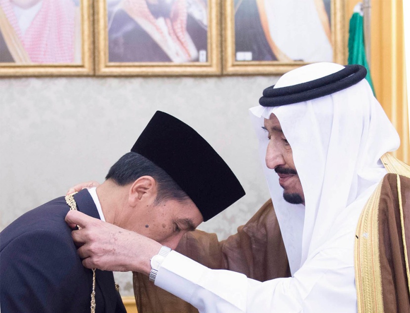 الملك سلمان يقلد رئيس إندونيسيا قلادة الملك عبدالعزيز