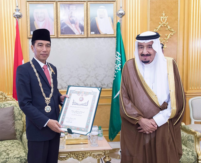 الملك سلمان يقلد رئيس إندونيسيا قلادة الملك عبدالعزيز
