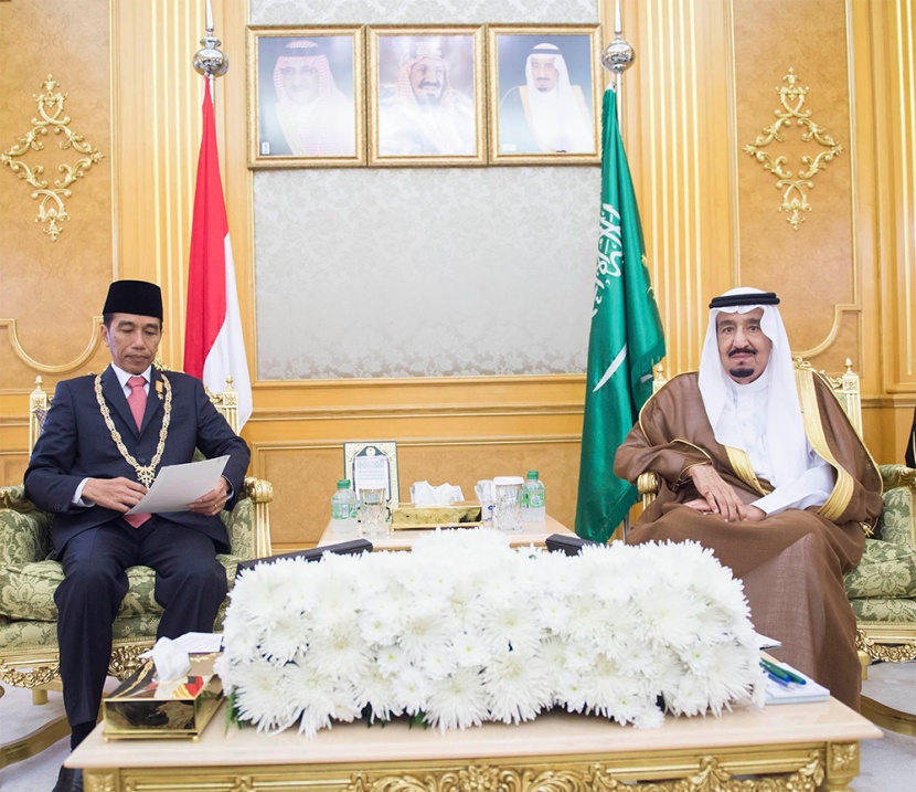 الملك سلمان يقلد رئيس إندونيسيا قلادة الملك عبدالعزيز