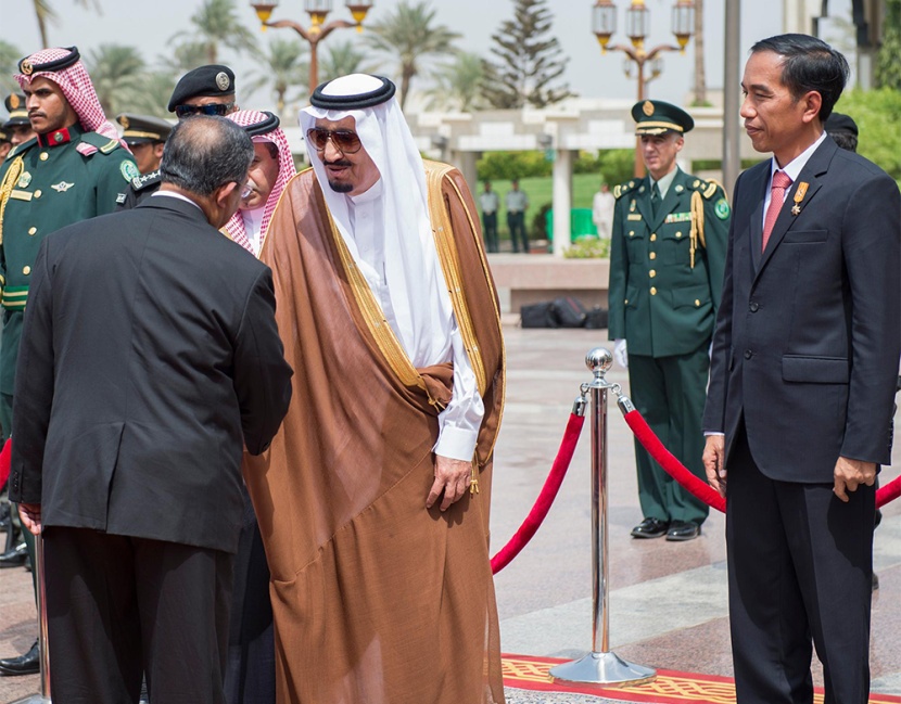 الملك سلمان يقلد رئيس إندونيسيا قلادة الملك عبدالعزيز