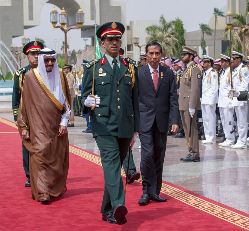 الملك سلمان يقلد رئيس إندونيسيا قلادة الملك عبدالعزيز