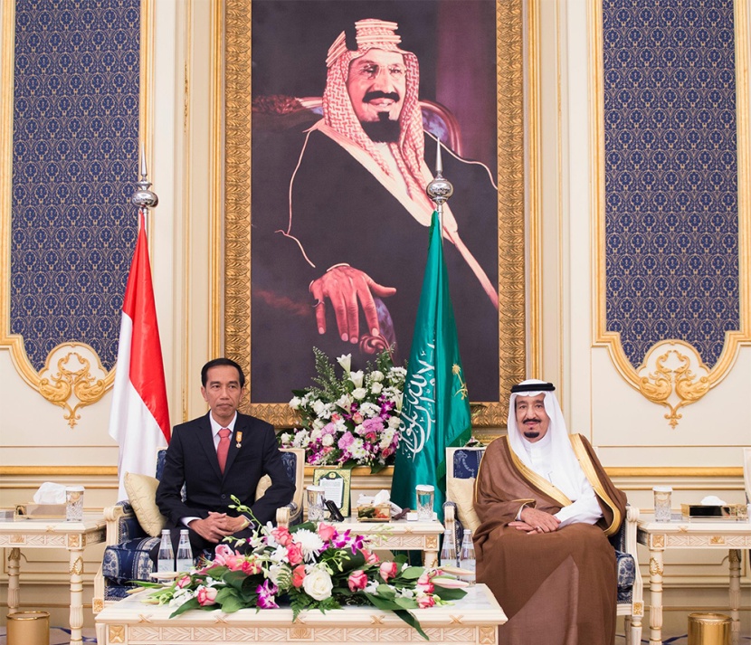 الملك سلمان يقلد رئيس إندونيسيا قلادة الملك عبدالعزيز