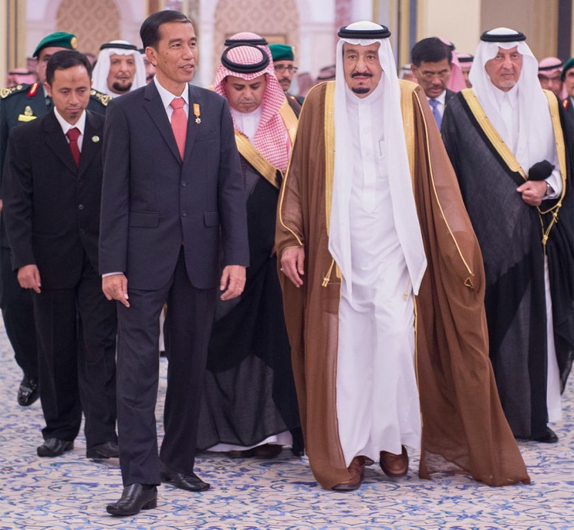 الملك سلمان يقلد رئيس إندونيسيا قلادة الملك عبدالعزيز