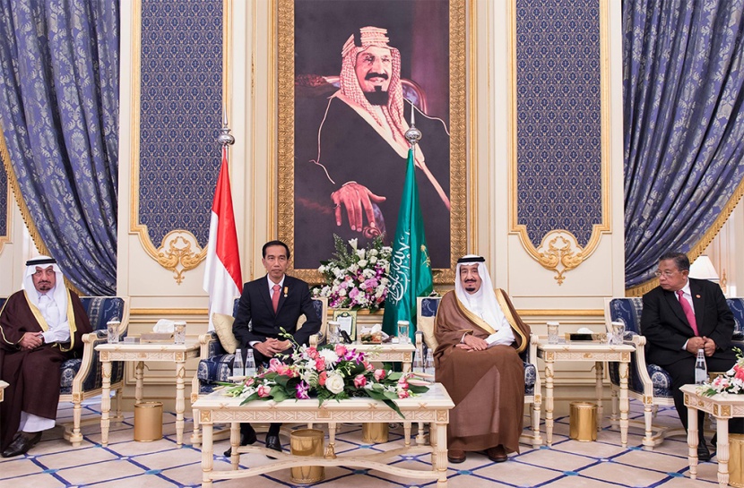 الملك سلمان يقلد رئيس إندونيسيا قلادة الملك عبدالعزيز