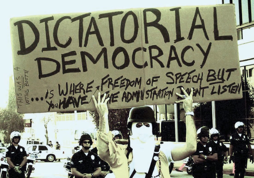 بعد نظريته «نهاية التاريخ» .. «فوكوياما» يبشّر بنهاية الديمقراطية