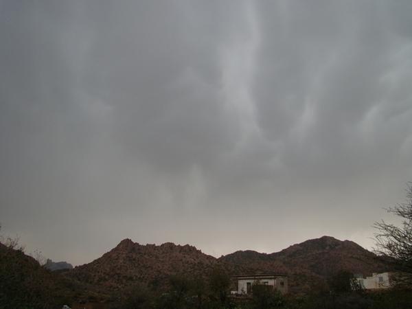 سماء غائمة جزئياً مع فرصة لهطول أمطار على حائل والجوف وتبوك والمنطقة الشرقية