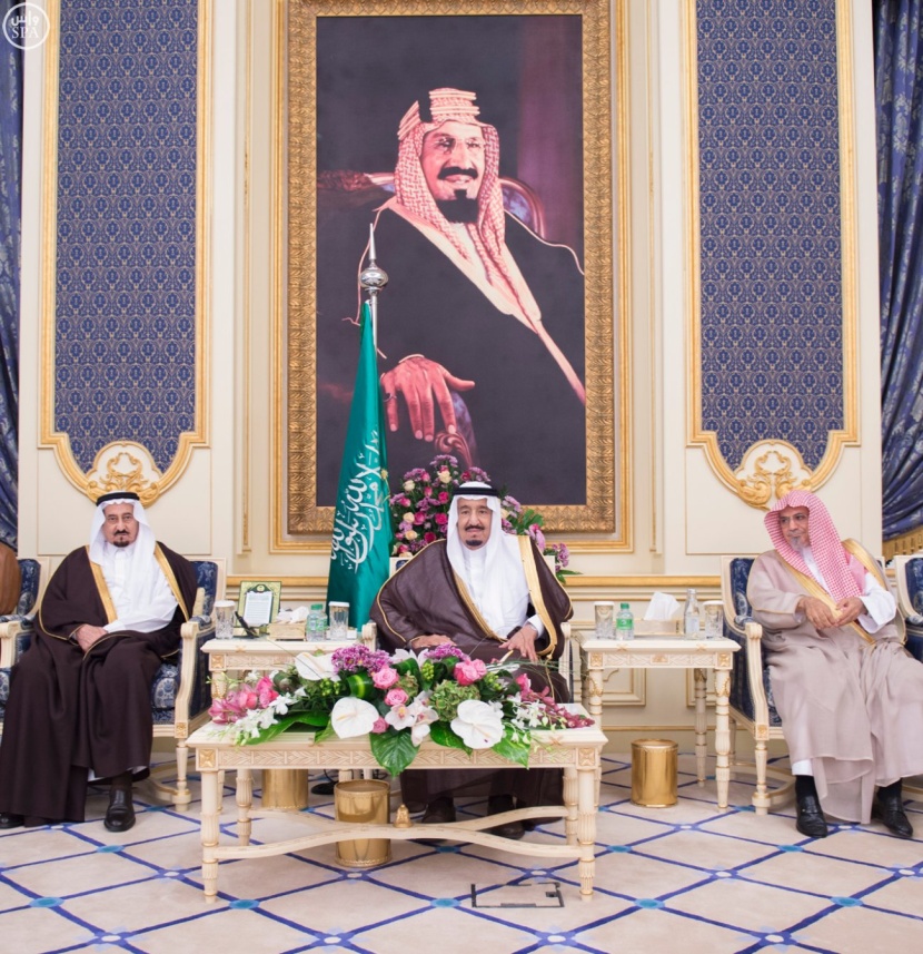 خادم الحرمين الشريفين يستقبل  الأمراء والمشايخ وجموعاً من المواطنين