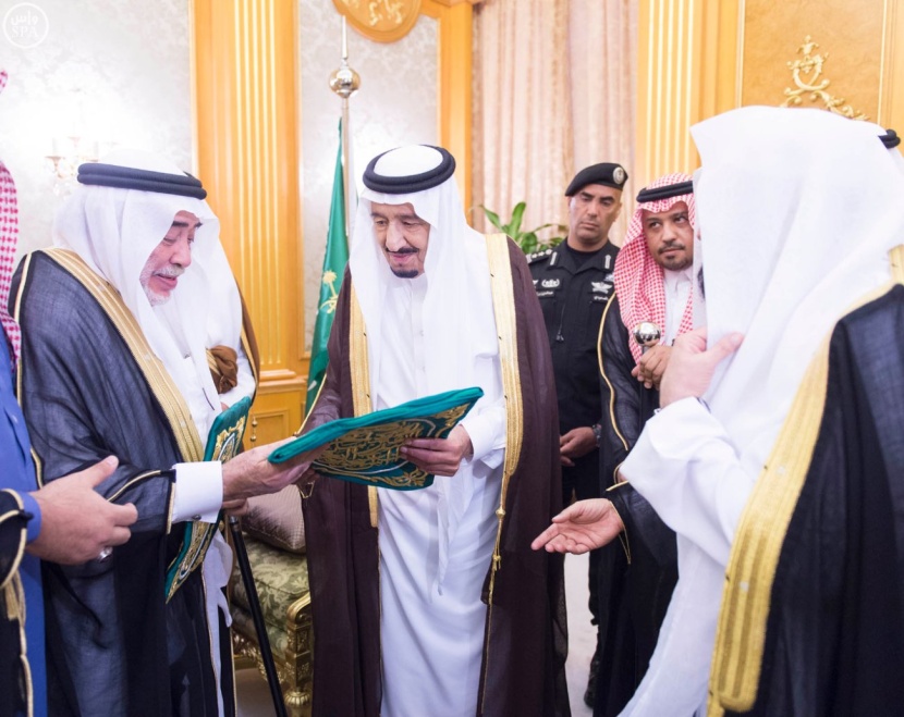 خادم الحرمين الشريفين يستقبل  الأمراء والمشايخ وجموعاً من المواطنين