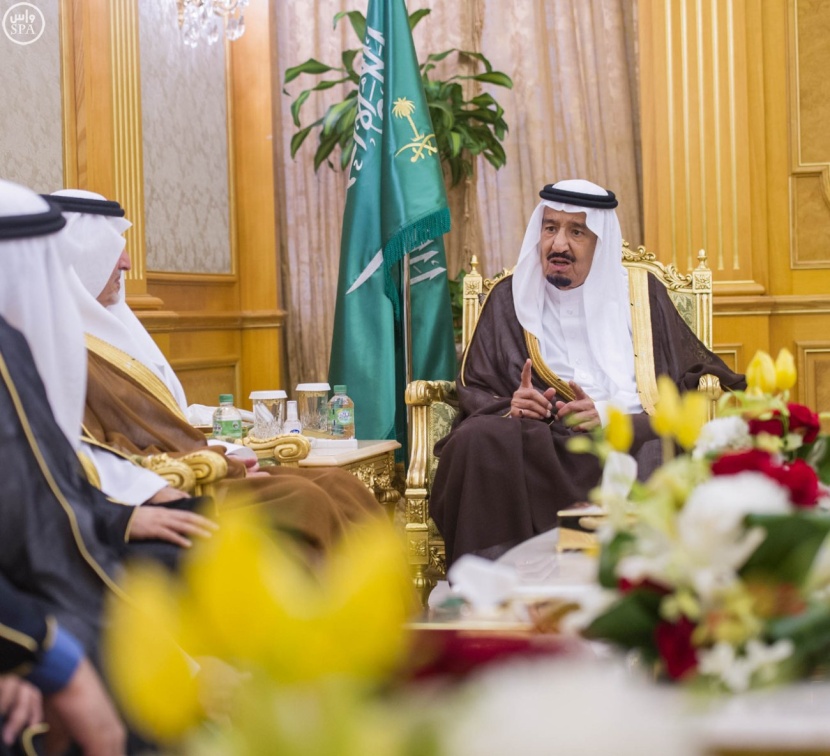 خادم الحرمين الشريفين يستقبل  الأمراء والمشايخ وجموعاً من المواطنين