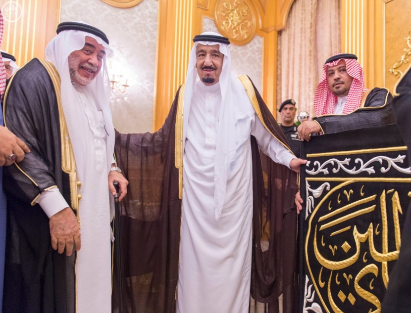 خادم الحرمين الشريفين يستقبل  الأمراء والمشايخ وجموعاً من المواطنين
