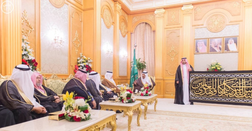 خادم الحرمين الشريفين يستقبل  الأمراء والمشايخ وجموعاً من المواطنين