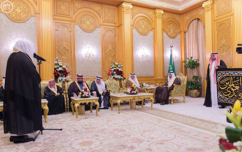 خادم الحرمين الشريفين يستقبل  الأمراء والمشايخ وجموعاً من المواطنين