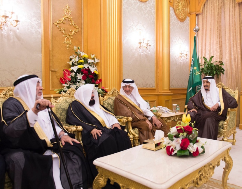 خادم الحرمين الشريفين يستقبل  الأمراء والمشايخ وجموعاً من المواطنين