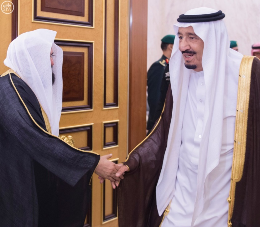 خادم الحرمين الشريفين يستقبل  الأمراء والمشايخ وجموعاً من المواطنين