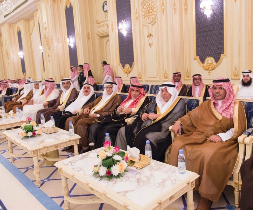 خادم الحرمين الشريفين يستقبل  الأمراء والمشايخ وجموعاً من المواطنين