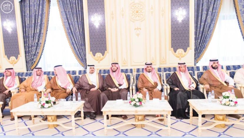 خادم الحرمين الشريفين يستقبل  الأمراء والمشايخ وجموعاً من المواطنين